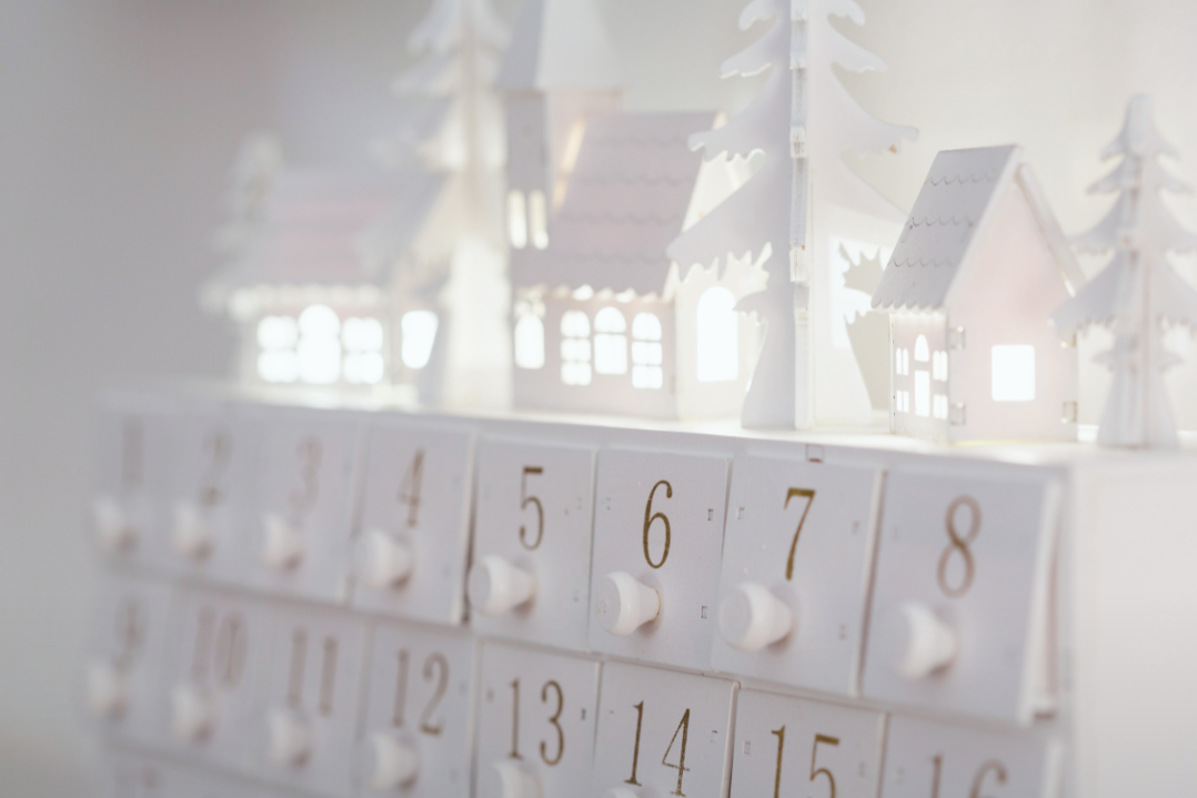 weißer Adventskalender mit Weihnachtsdeko