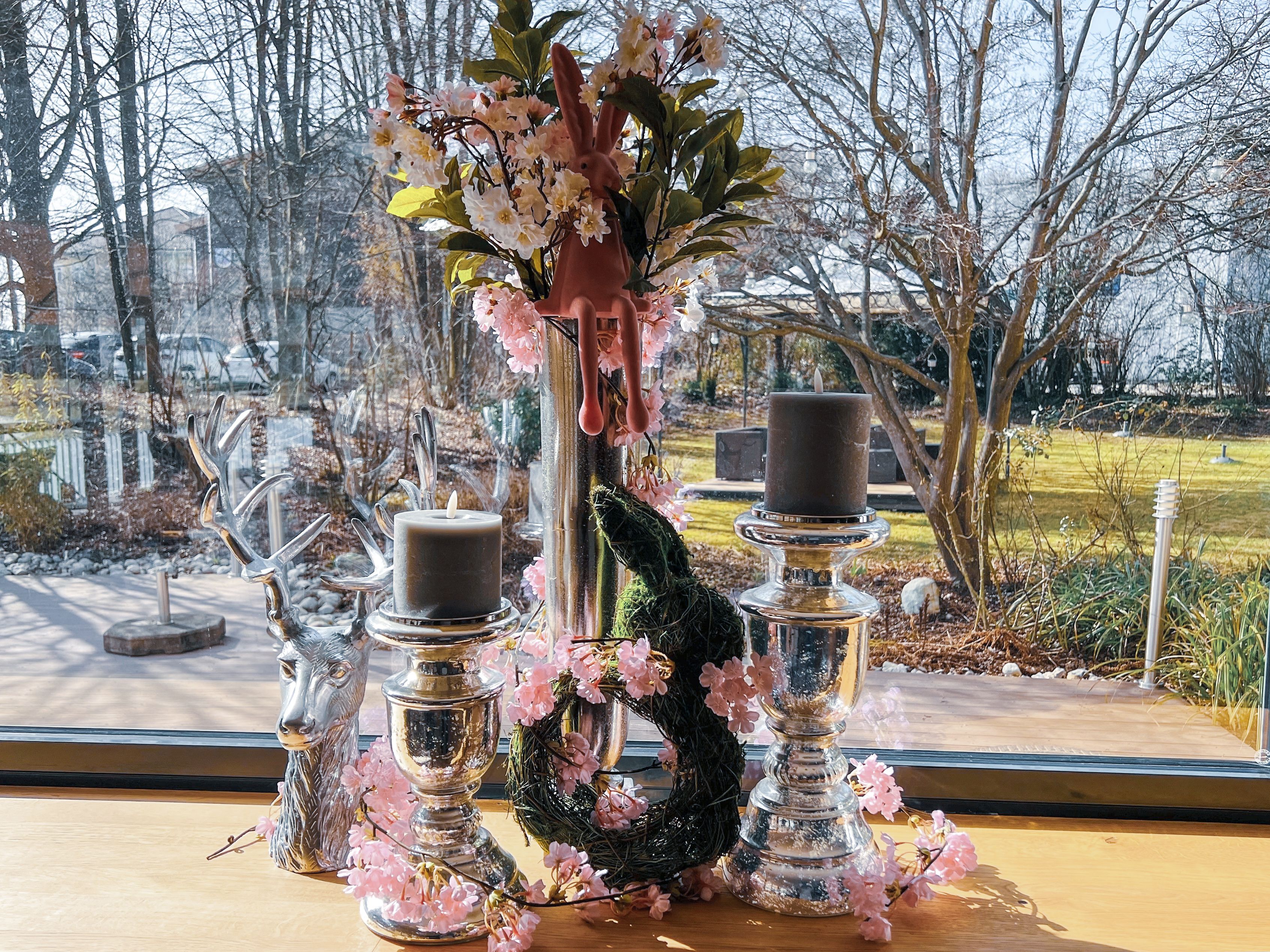 Liebevolles Oster-Dekogesteck mit Frühlingsblumen.